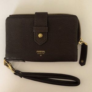 Fossil wristlet in good condition. Holds multiple credit cards. Removable strap.